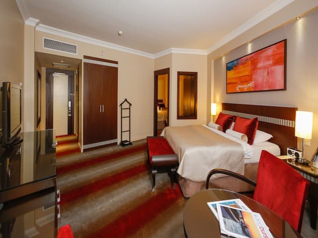 Grand Superior Family Room