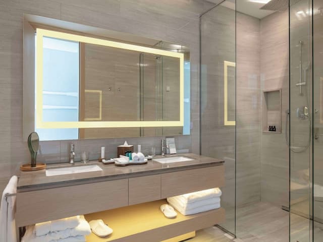 Premium Suite, 1 King Bed, Pool Access