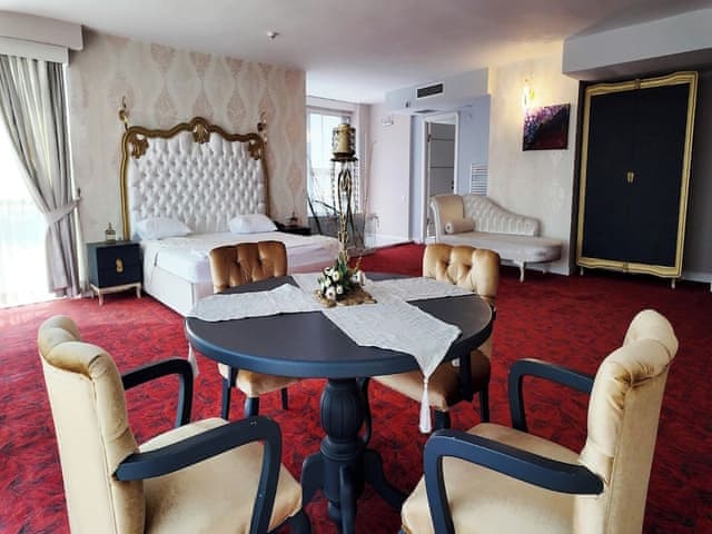 Honeymoon Room, 1 Queen Bed, City View