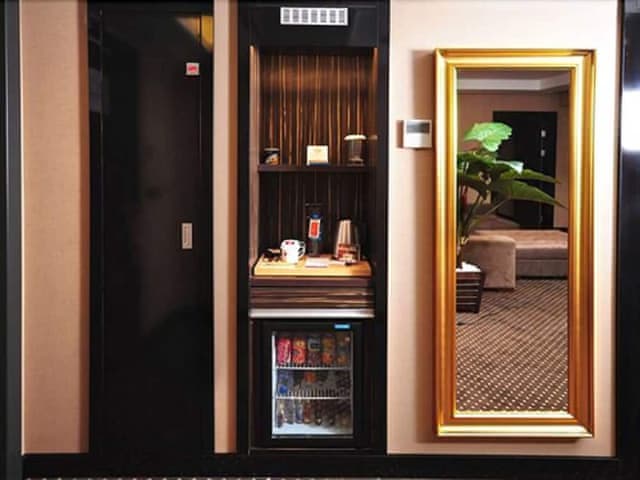 Senior Suite, 1 King Bed, Smoking