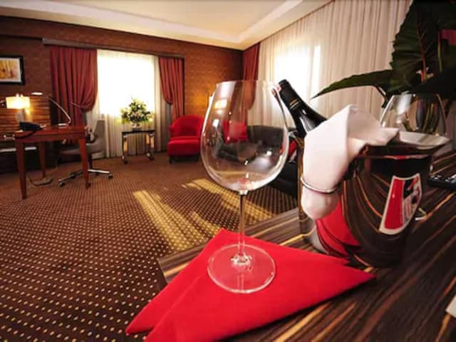 Suite, 1 King Bed, Smoking, Corner