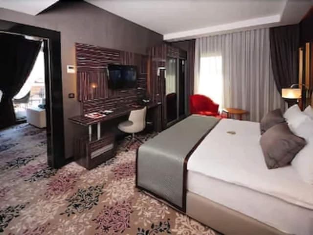 Suite, 1 King Bed, Smoking, Terrace