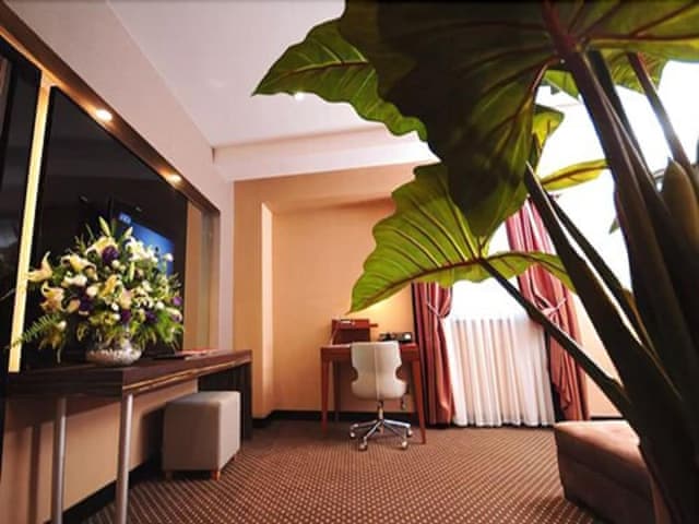 Senior Suite, 1 King Bed, Smoking