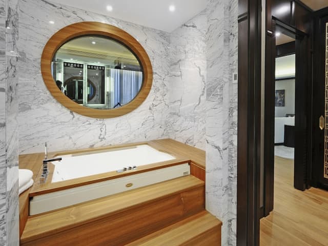 Suite, 1 King Bed, Smoking, Club Lounge Access (High Floor)