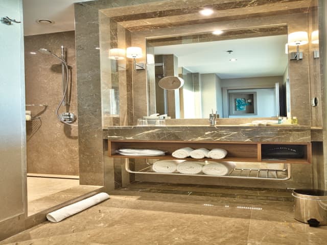 Deluxe Room, 2 Twin Beds, City View