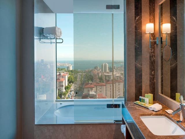 Club Suite, 1 King Bed, City View (Corner)