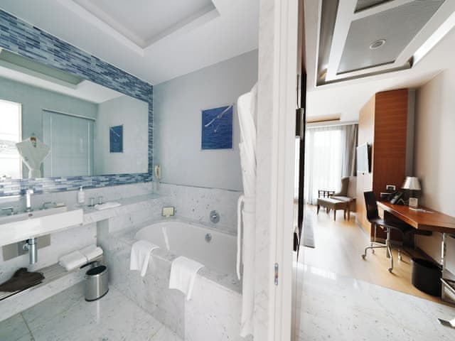 Superior Room, 1 King Bed, Garden View