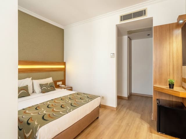 Standard Triple Room, Corner