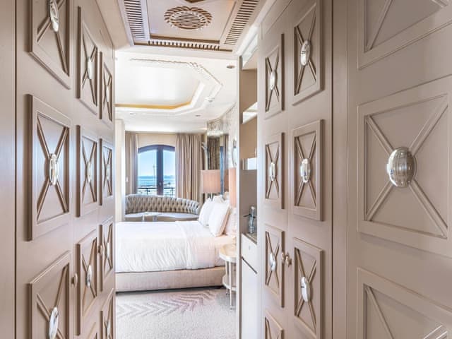 Room, 1 King Bed, Hot Tub, Marina View (Corner)