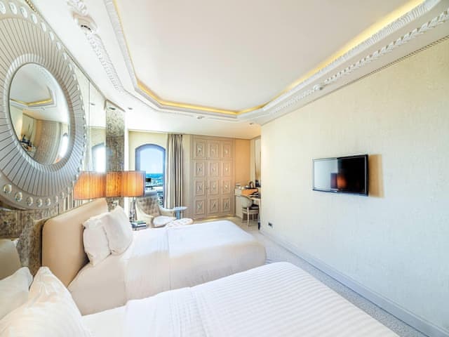 Deluxe Room, 2 Twin Beds, Partial Sea View