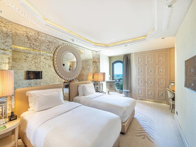 Deluxe Room, 2 Twin Beds, Partial Sea View