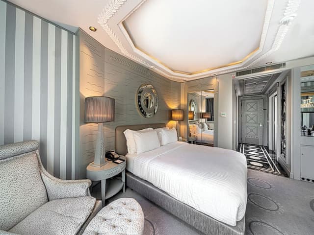 Deluxe Room, 1 King Bed, City View