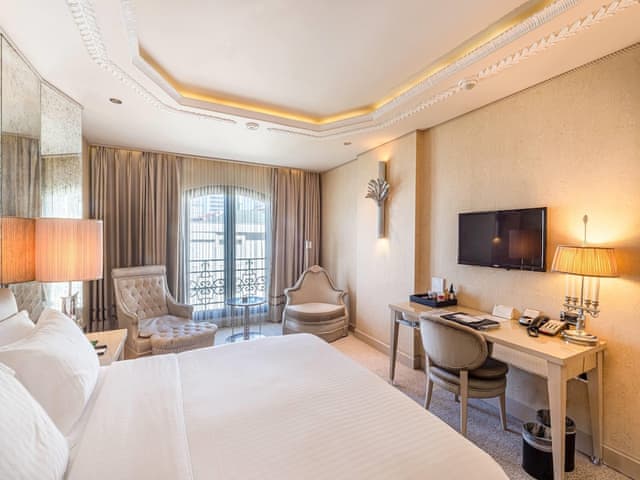 Deluxe Room, 1 King Bed, City View