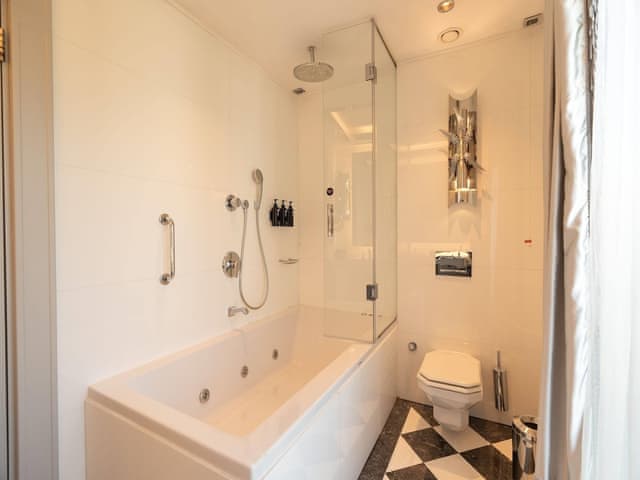 Room, 1 King Bed, Hot Tub, Marina View (Corner)