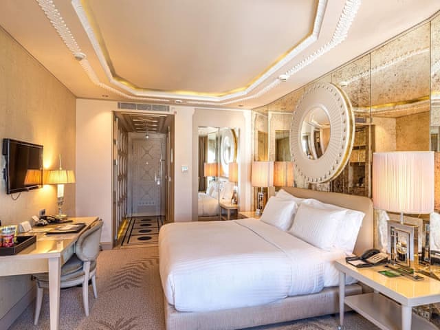 Deluxe Room, 1 King Bed, City View