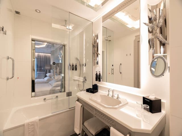 Deluxe Room, 1 King Bed, Partial Sea View