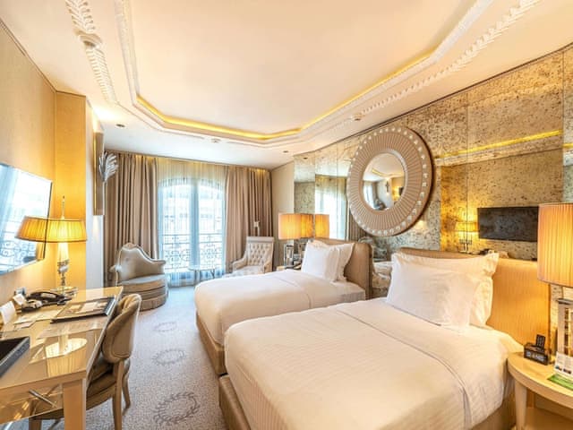 Deluxe Room, 2 Twin Beds, Partial Sea View