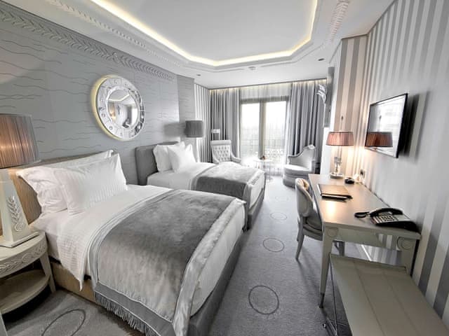 Deluxe Room, 2 Twin Beds, Partial Sea View