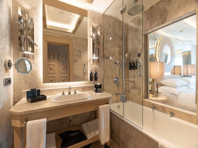 Deluxe Room, 1 King Bed, Partial Sea View