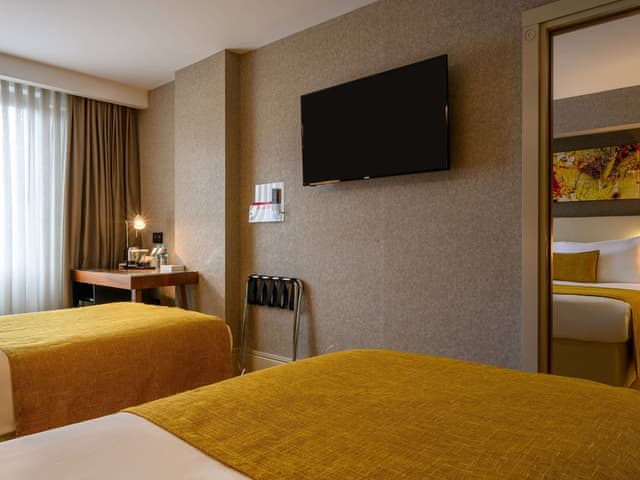 1 Double Bed and 2 Single Beds, Family Suite, Non-Smoking