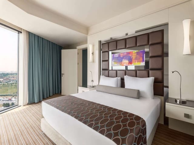 Suite, 1 King Bed, Non Smoking, Corner