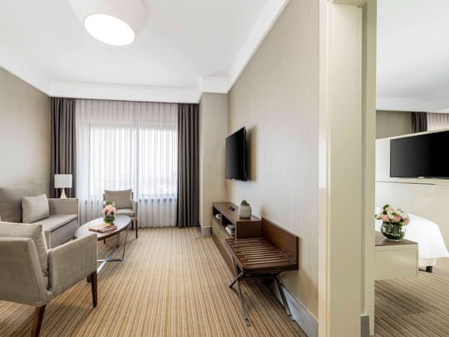 Suite, 1 King Bed, Non Smoking, Corner