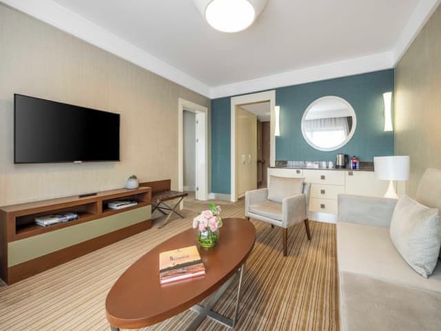 Suite, 1 King Bed, Non Smoking, Corner