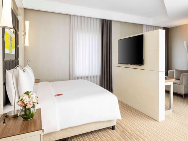 Suite, 1 King Bed, Non Smoking, Corner