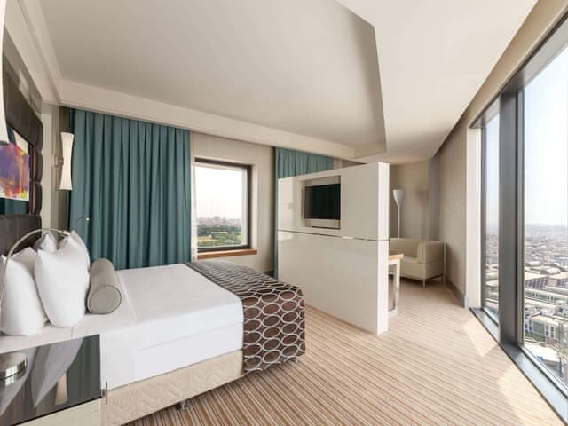 Suite, 1 King Bed, Non Smoking, Corner