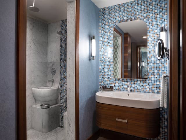 Deluxe Room, 1 King Bed, City View