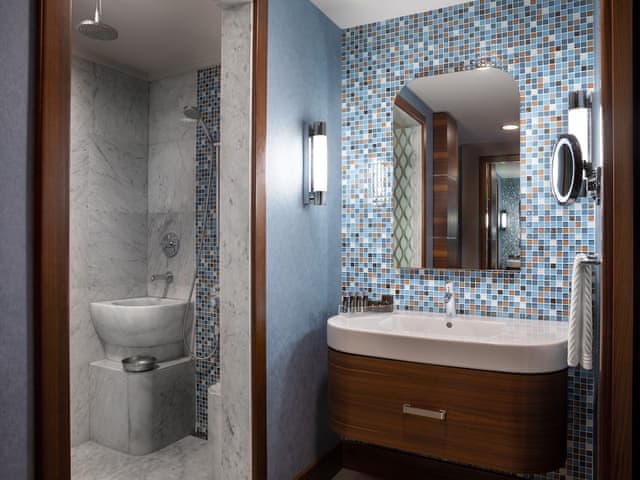 Deluxe Room, 1 King Bed, City View