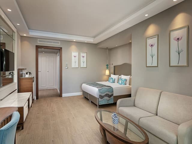 Family Pool Suite Swim-up