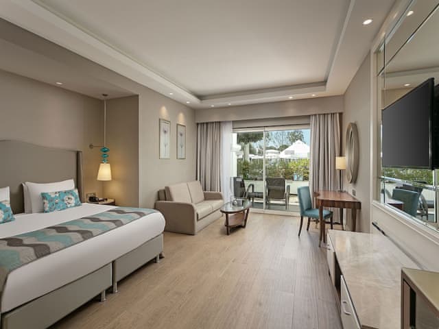 Family Pool Suite Swim-up