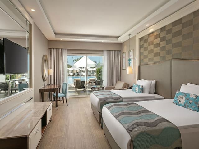 Family Pool Suite Swim-up