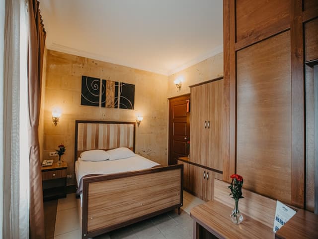 Single Stone Room