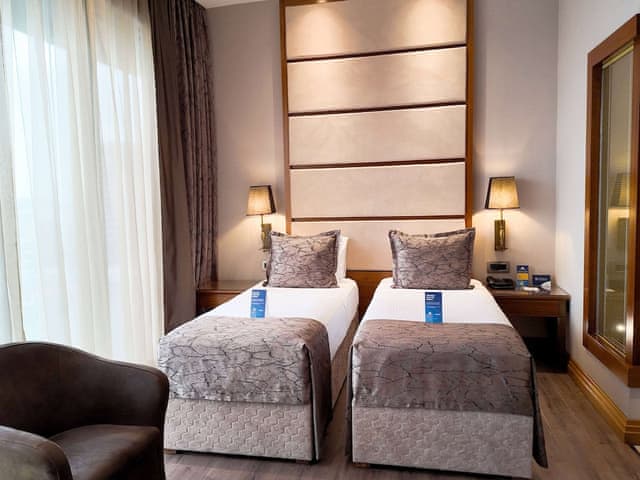 Room, 2 Twin Beds, City View