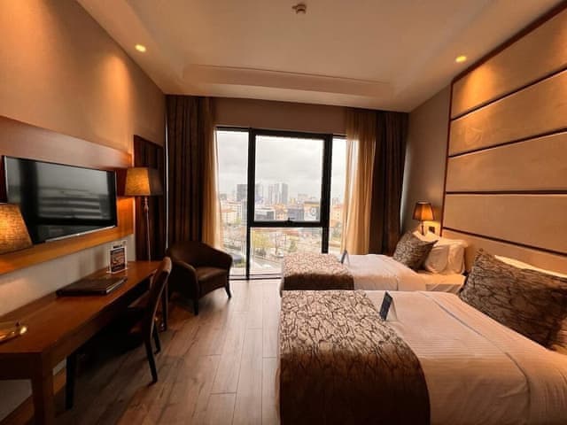Room, 2 Twin Beds, City View