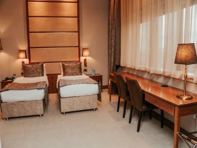 Room, 2 Twin Beds, City View