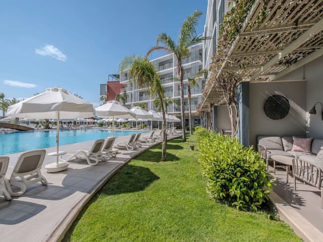 Delüks Süit Havuz Kenarı Teraslı