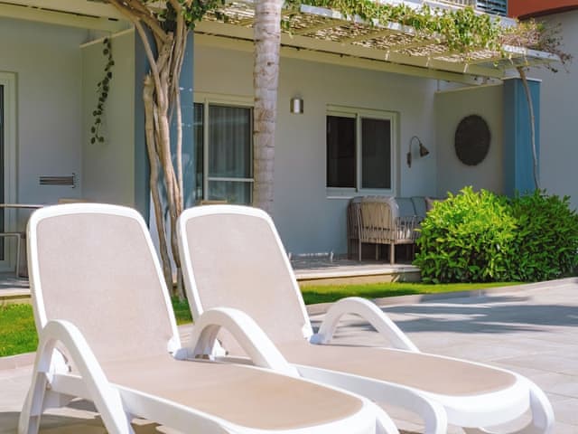 Delüks Süit Havuz Kenarı Teraslı