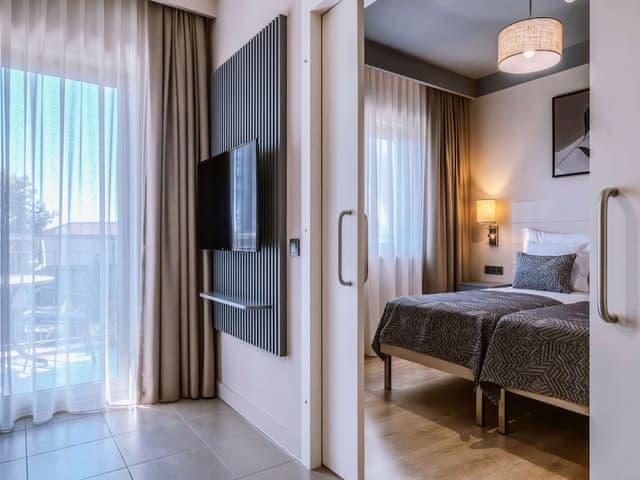 Delüks Süit Havuz Kenarı Teraslı