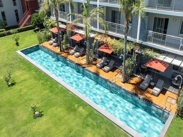 Delüks Süit Havuz Erişimli