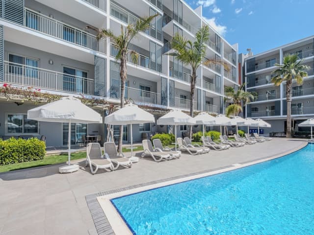 Delüks Süit Havuz Kenarı Teraslı