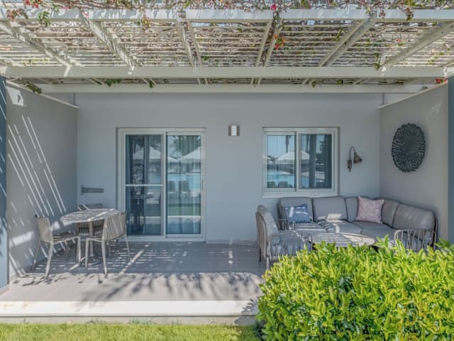 Delüks Süit Havuz Kenarı Teraslı