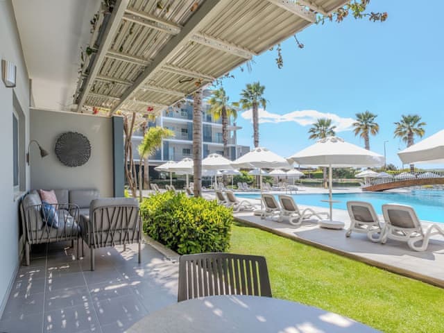 Delüks Süit Havuz Kenarı Teraslı