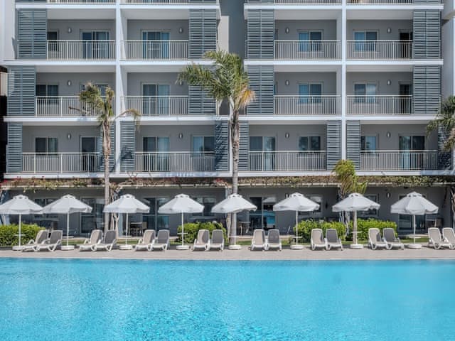 Delüks Süit Havuz Kenarı Teraslı