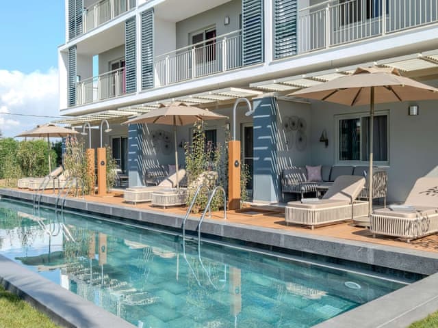 Delüks Süit Havuz Erişimli