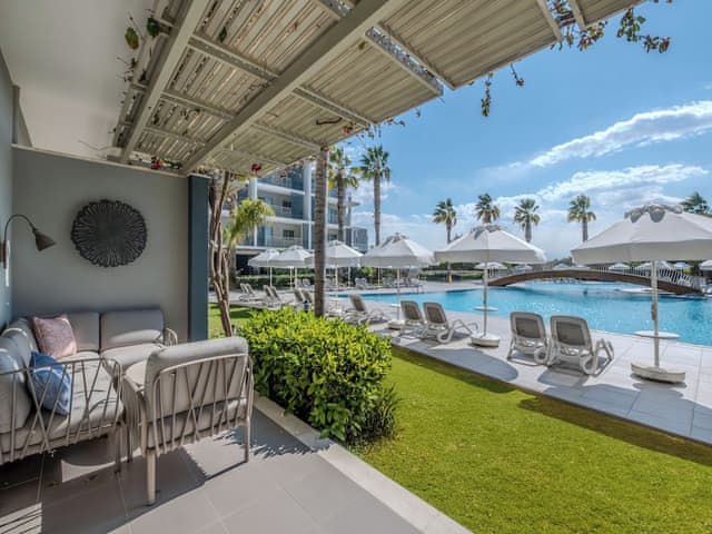 Delüks Süit Havuz Kenarı Teraslı