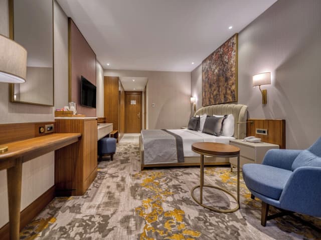 Deluxe Room, 1 King Bed, Mountain View