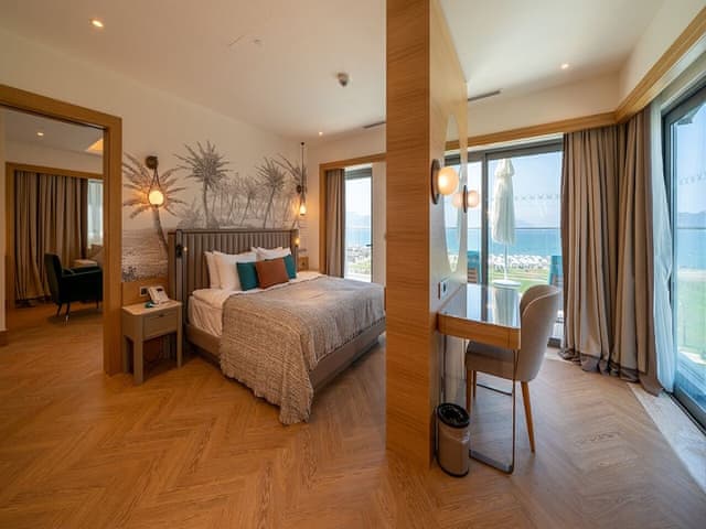 Private Suite Via Pool